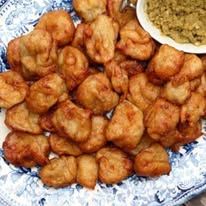 Beignets servis avec une sauce