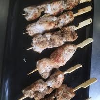 Brochettes marinées grillées