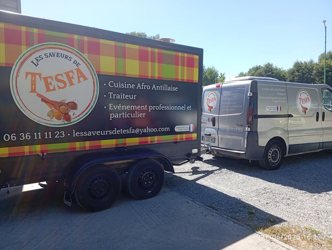Le camion et la remorque brandés Les Saveurs de Tesfa